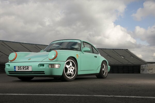Exklusiver Porsche in grüner Farbe