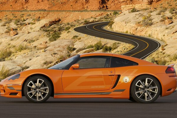 Dodge naranja en la carretera