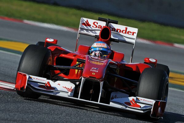 Ferrari en el circuito de fórmula 1, entra en la curva