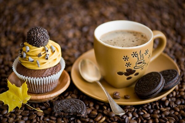 Tasse de café fort avec gâteau