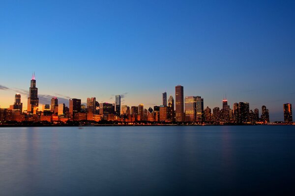 Blick auf Chicagos Häuser vom Wasser aus