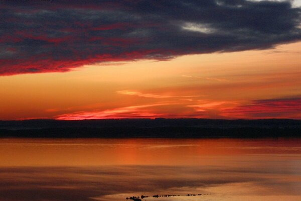 Tramonto per la riflessione dell uomo