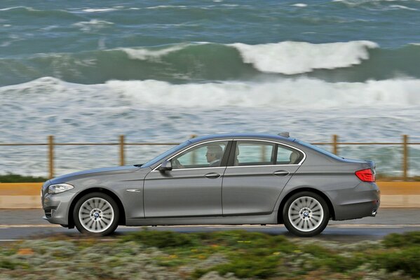 El bmw535 viaja cerca del mar