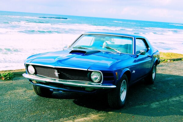 Ford Mustang in riva al mare