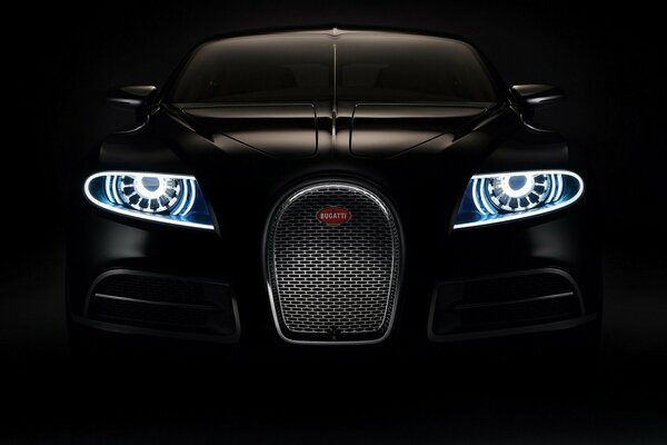 Schwarzer Bugatti galibier mit leuchtenden Scheinwerfern
