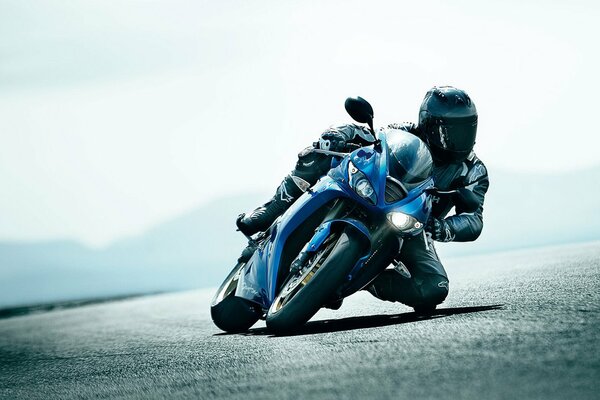 Blu sportbike driver in casco