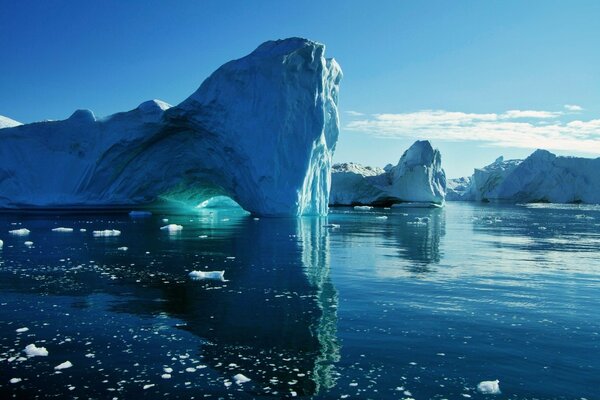 Eisberge spiegeln sich auf der Wasseroberfläche wider