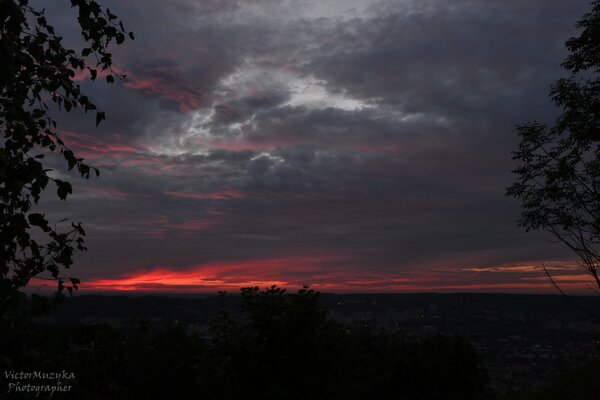 Puesta de sol carmesí sobre la ciudad dormida