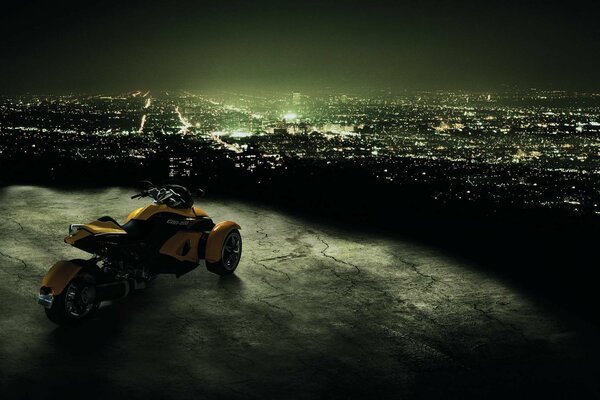 Sportowy motocykl patrzy na światła odległego nocnego miasta