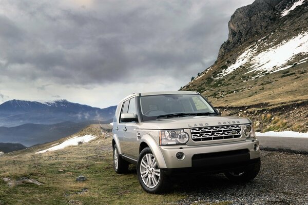 Carretilla Land Rover en medio de la hierba y las nubes