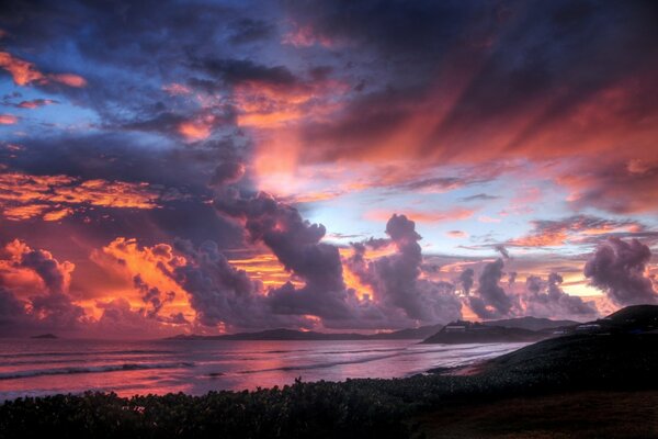 Beau coucher de soleil avec des nuages sur le rivage