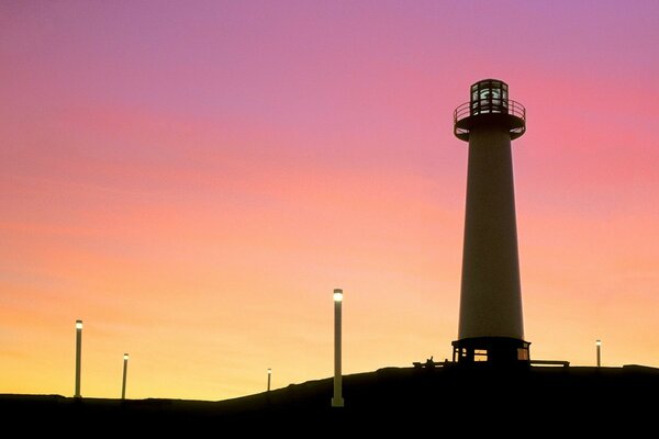 Rosa Sonnenuntergang und Leuchtturm