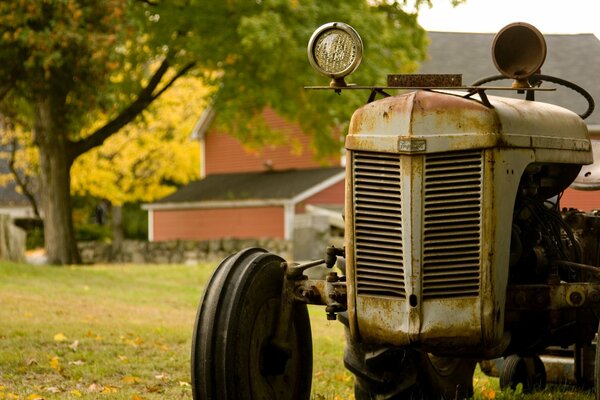 Vieux tracteur rouillé sur fond d automne