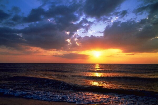 Meer und Strand vor Sonnenuntergang Hintergrund