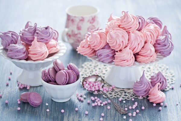 Assiettes de bonbons: meringue et biscuits