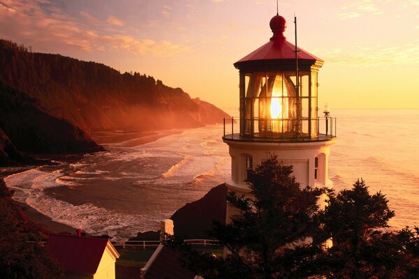 Bei Sonnenuntergang steht ein großer Leuchtturm