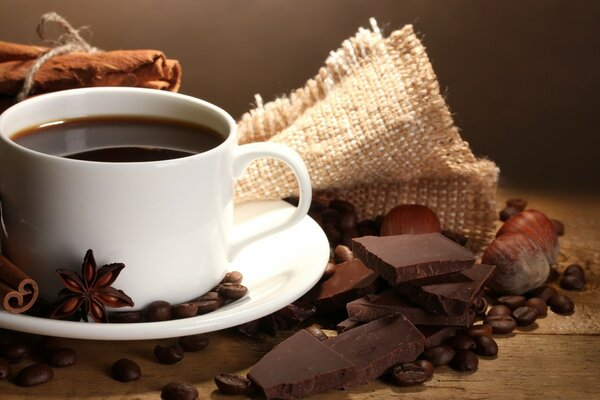 Trozos de chocolate negro con una taza de café
