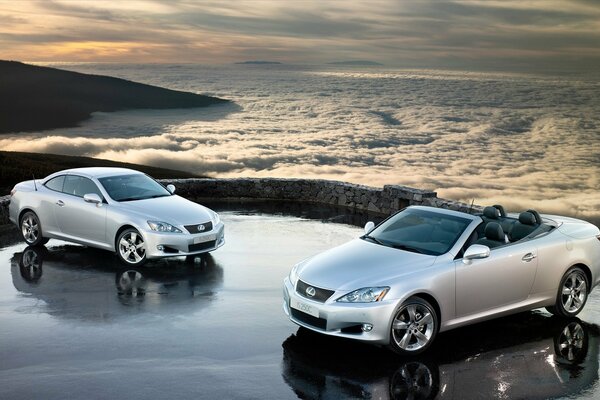 Lexus Autos im bergigen Gelände vor dem Hintergrund der Wolken