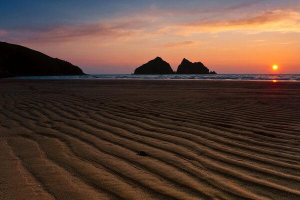 Siluetas de rocas al atardecer