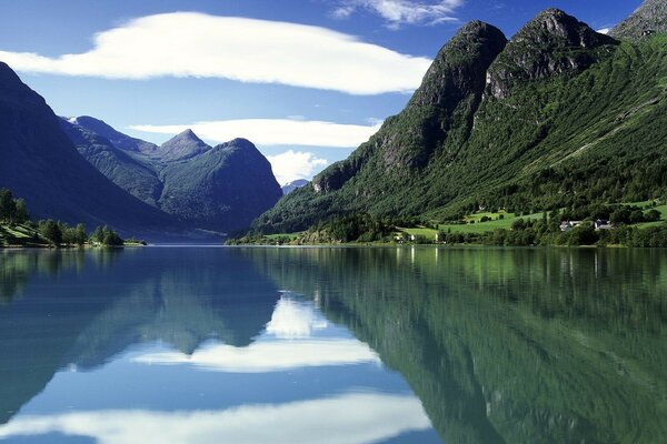 Norwegen. Die Berge. Der Fluss. Himmel