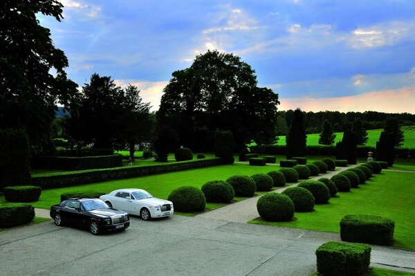 Rolls Royce nero e bianco sullo sfondo di un parco ben curato