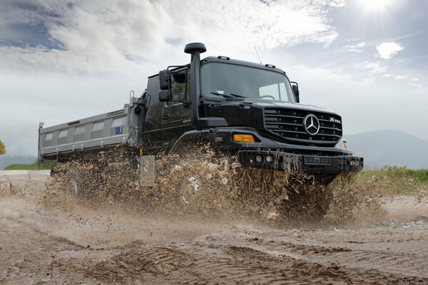 Potente camion in colore scuro di Mercedes