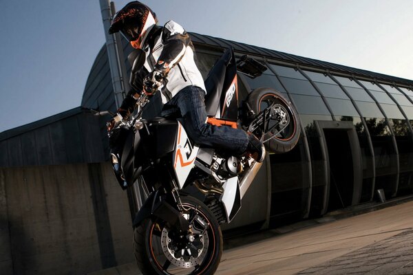 Stunt stoppie su una bici Super Duke