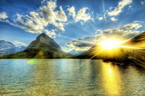 Día solar. Hermosa vista de las montañas y el lago