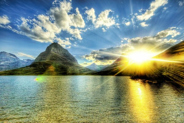 Солнечный день. Прекрасный вид на горы и озеро