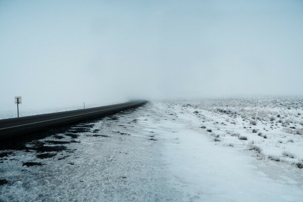 Camino de invierno. Tormenta de nieve