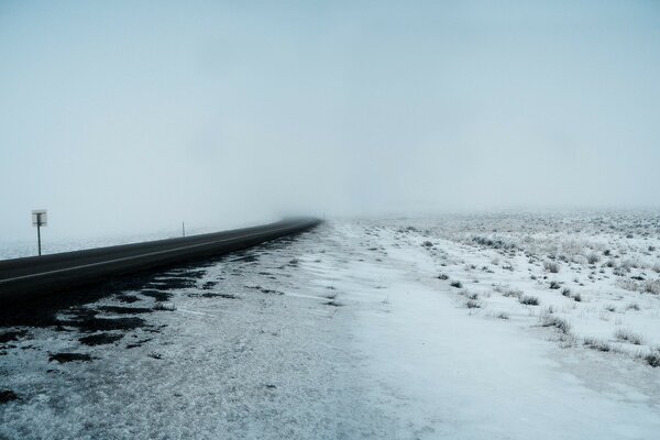 Strada invernale. Tempesta di neve furiosa