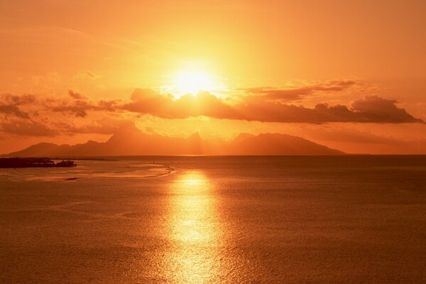 Die Insel im Meer wird durch den Sonnenuntergang beleuchtet