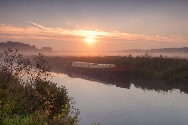 Coucher de soleil sur la rive. Barcas au coucher du soleil