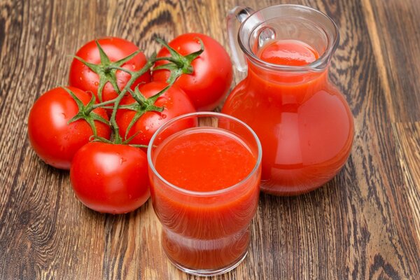 Tomaten und Tomatensaft in einem Glas