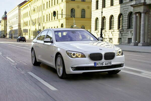 Imagen del coche bmw blanco en la ciudad