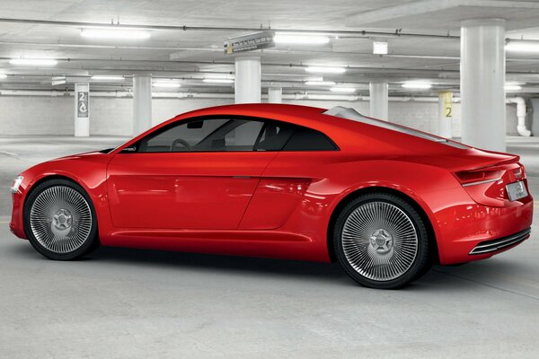 En el Aparcamiento hay un hermoso coche rojo