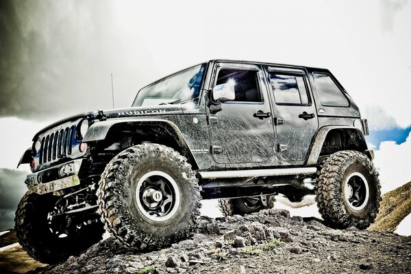 Jeep cubierto de barro en la carretera