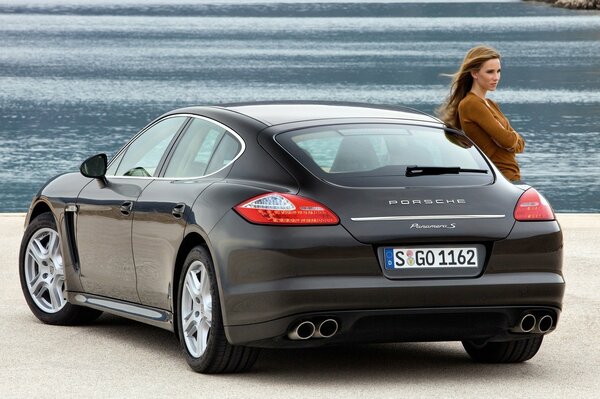 Mädchen mit Porsche auf Wasserhintergrund