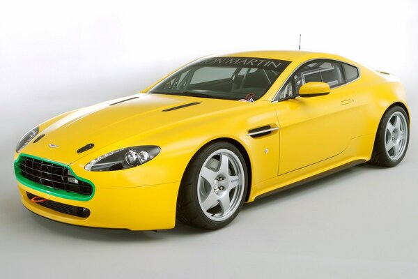 Aston Martin stile brillante in giallo 
