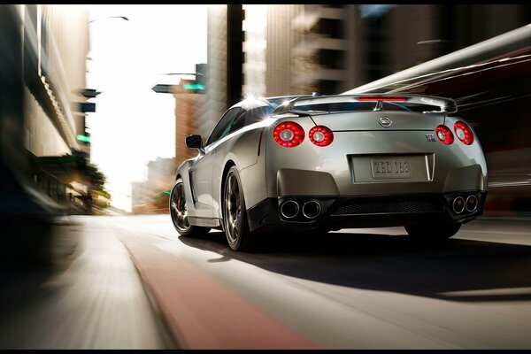 Nissan corre por la pista en verde