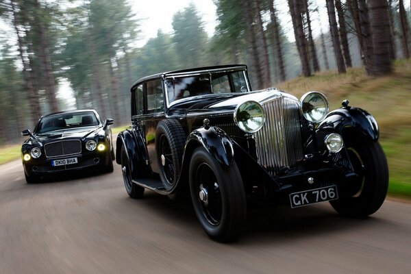 Schwarzer Bentley Rennen mit einem anderen Auto