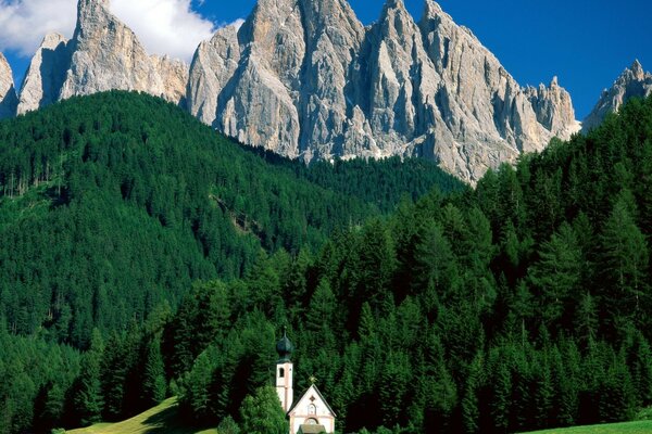 Eine kleine Kapelle in der Nähe eines schönen Berges