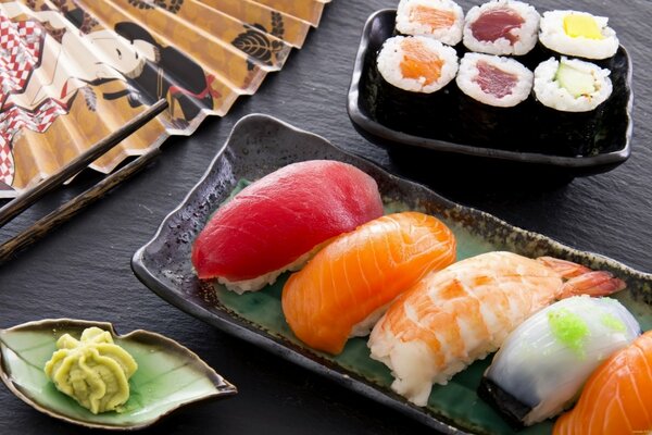 Variété de cuisine japonaise aux fruits de mer