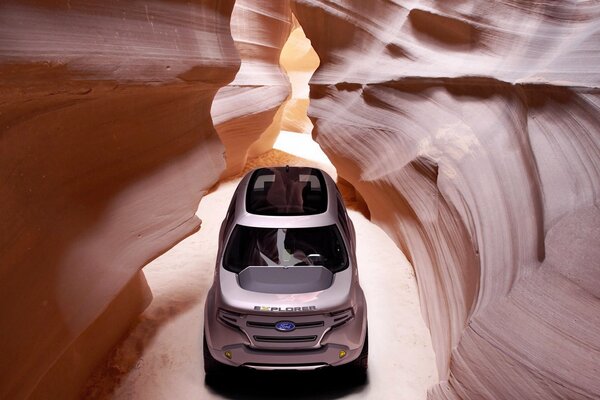 Ford nel sistema cavernots delle montagne