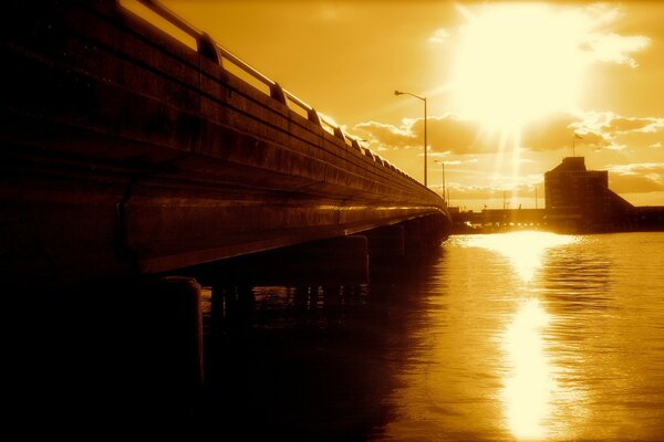 Hermosa foto del puente al atardecer