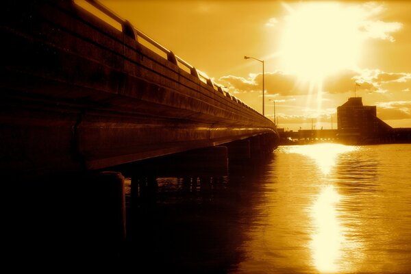Bella foto del ponte al tramonto