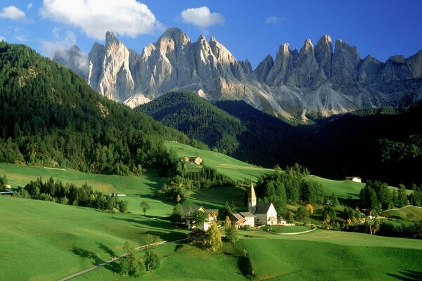 Pueblo en la pintoresca naturaleza verde