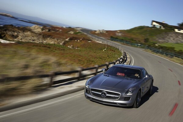 Mercedes Benz Monte à la vitesse sur la route