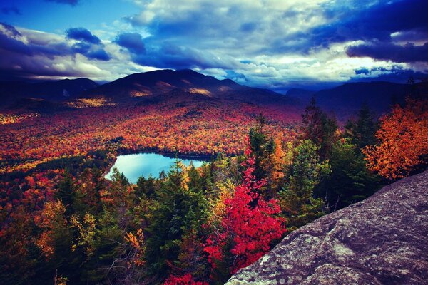 Pinturas de otoño y lago - vista desde la montaña