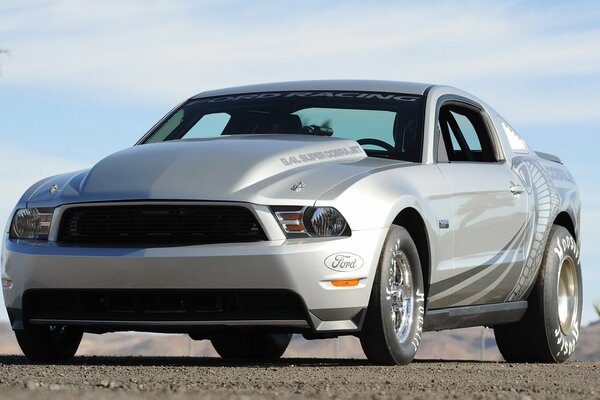 Silberner Ford Mustang 2010